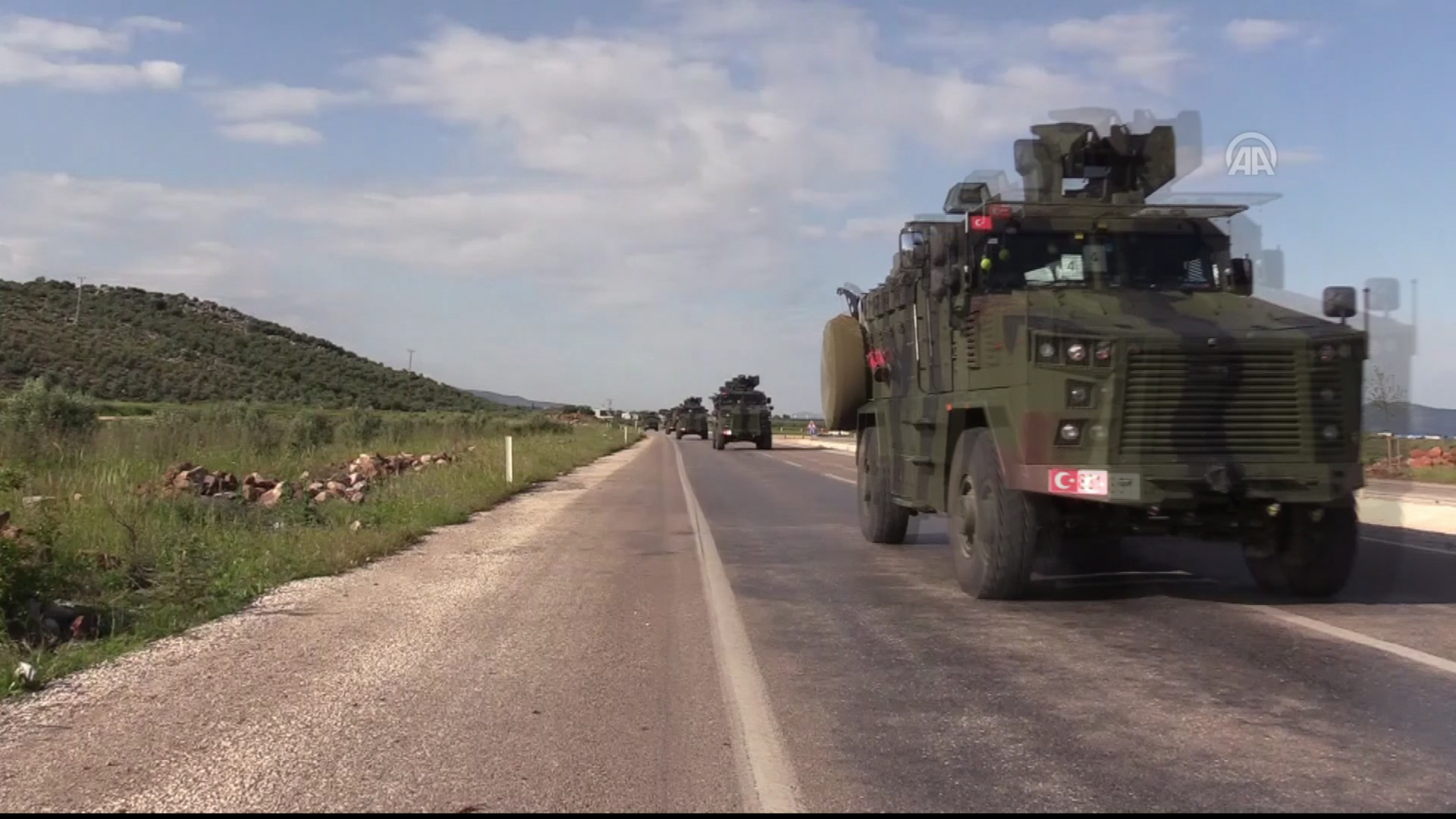 Tirkiyê hêzên xwe li ser sînorê Suriyeyê zêde dike 